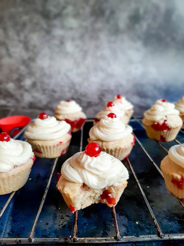 Cupcakes met rode bessen en makkelijke botercrème