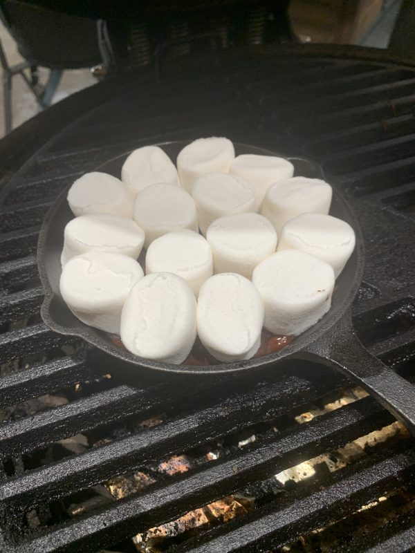 Marshmallows voor de iron pie smores