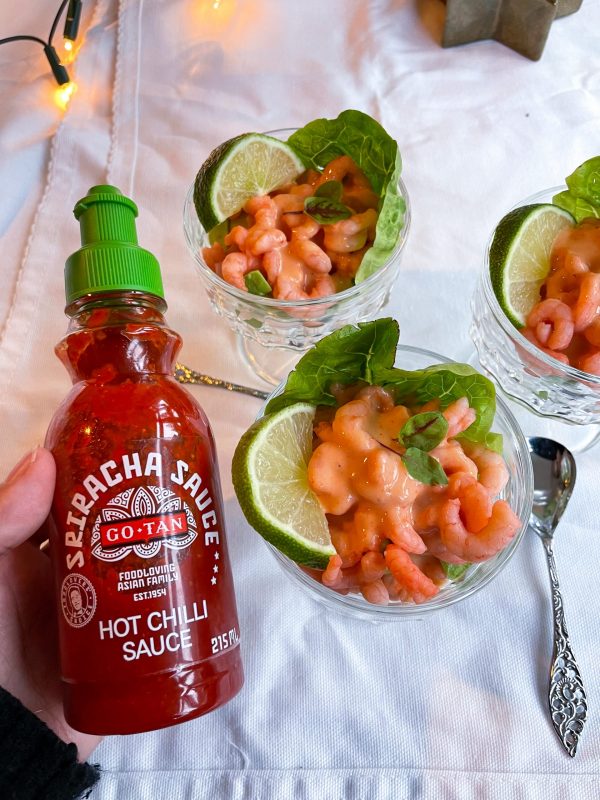 Srirachasaus pittige garnalencocktail maken