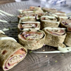 Zeewierwraps met zalm, furikake en wasabi mayo